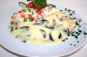 Piept de pui cu sos de ciupersci si orez cu legume