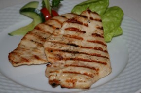 Piept de pui la gratar si cartofi aurii