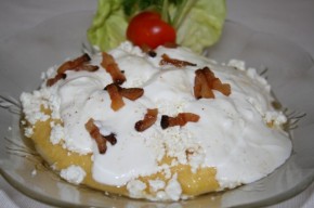 Mamaliguta cu branza si smantana cu slanina prajita