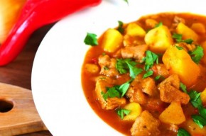 Tocanita de porc si cartofi taranesti