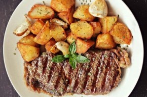 Ceafa tiganeasca si cartofi prajiti