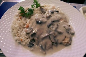 Piept de pui cu sos de smantana si orez cu legume 