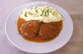 Chiftelute marinate in sos de rosii si piure de cartofi