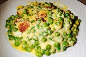 Mancare de mazare cu carnati