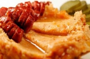 Fasole batuta si carnati prajiti