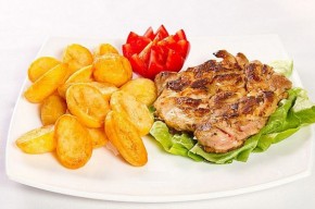 Pulpa de pui dezosata la grill si cartofi copti