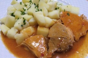 Friptura de porc la cuptor in sos picant si cartofi natur