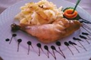 Cartofi gratinati cu sos Mornay si pulpe de pui la tava