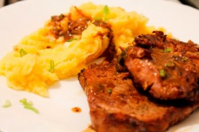 Ceafa de porc la cuptor si cartofi piure