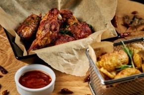 Aripioare picante si cartofi prajiti