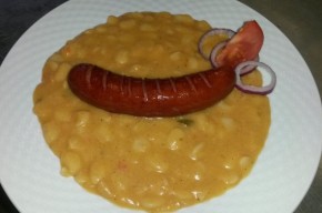 Iahnie de fasole si carnati