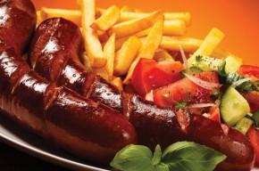 Carnati proaspeti picanti si cartofi prajiti