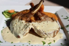 Cotlet cu os si sos de cascaval, cartofi aurii