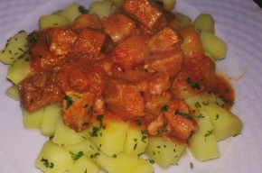 Gulas de porc si cartofi