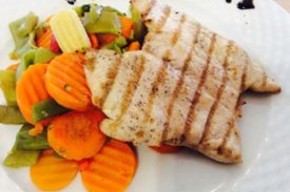 Piept de pui la gratar cu sos de cascaval si legume in abur