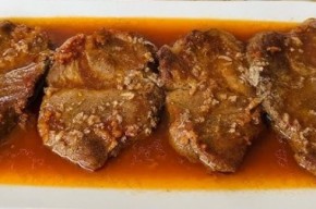 Friptura de porc la tava in sos brun si  piure de cartofi