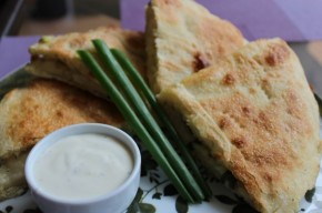 Placinta cu branza de burduf, ceapa verde si marar