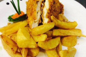 Snitel de porc si cartofi aurii