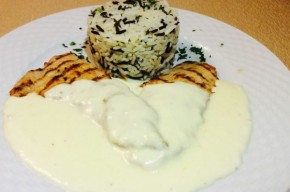 Piept de pui cu sos de cascaval si orez cu legume