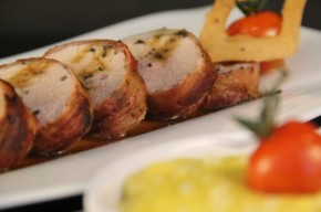 Muschiulet de porc in bacon cu sos  de piper verde si orez cu legume