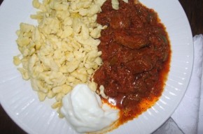 Tocanita de vitel cu sos vanatoresc si piure de cartofi