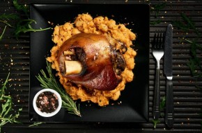 Ciolan de porc la cuptor si iahnie de fasole