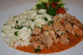 Tocanita de porc si orez cu ciuperci